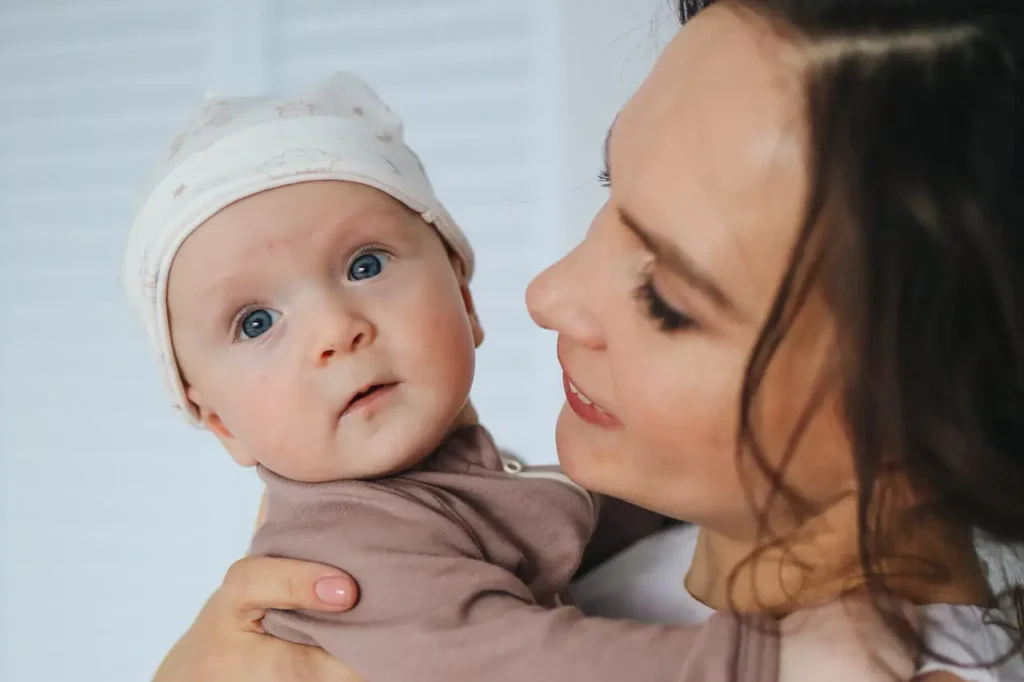 Jak nauczyć dziecko ssać pierś po butelce?